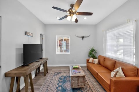 Communal lounge/ TV room, Bathroom, TV and multimedia, Living room, Seating area