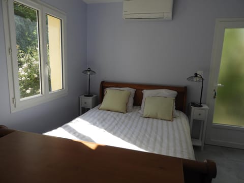 Bed, Photo of the whole room, air conditioner