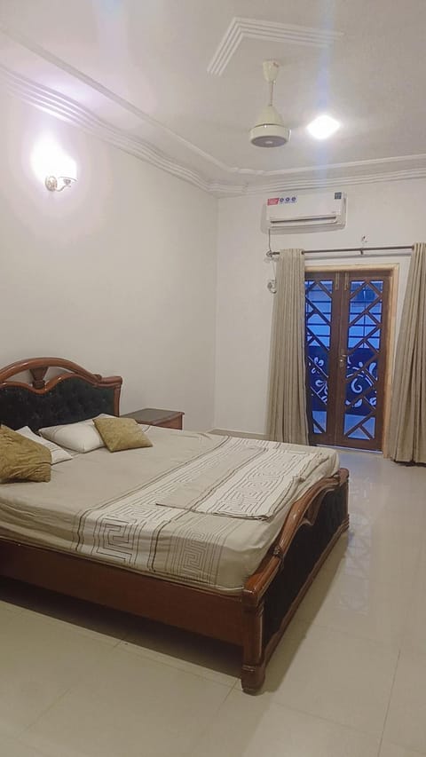 Photo of the whole room, Bedroom, air conditioner