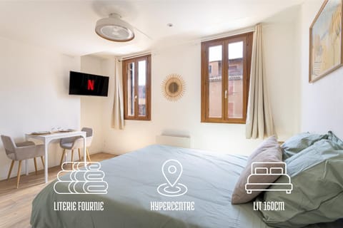 Communal lounge/ TV room, Bed, TV and multimedia, Photo of the whole room, Evening entertainment, Bedroom, Text overlay