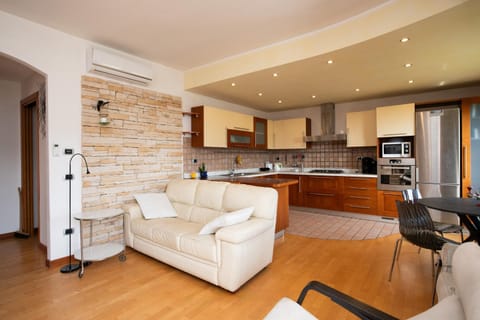 Kitchen or kitchenette, Living room, Seating area, Dining area, oven, stove