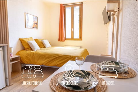 Bed, Photo of the whole room, Bedroom, Text overlay, towels