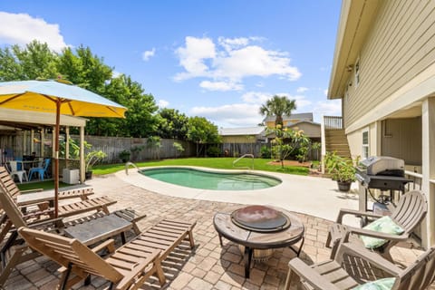 Patio, Day, Pool view, Swimming pool, sunbed