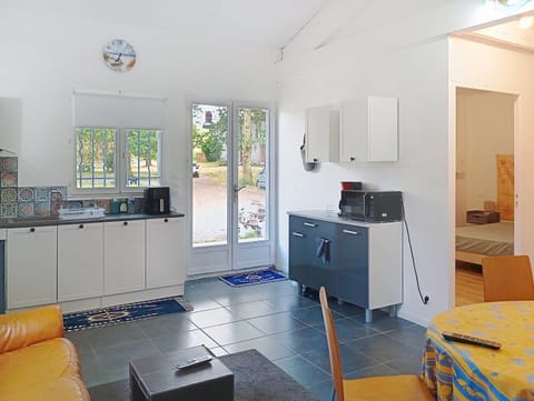 Kitchen or kitchenette, oven, pet friendly, stove, toaster