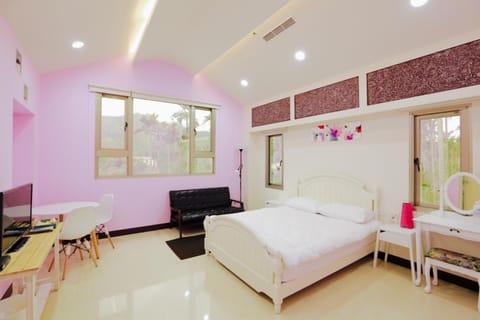 Photo of the whole room, Decorative detail