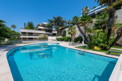 Property building, Day, Swimming pool, sunbed