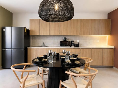 Coffee/tea facilities, Kitchen or kitchenette, Dining area, oven
