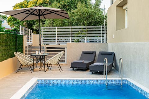 Day, Seating area, Dining area, Pool view, Swimming pool, sunbed