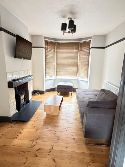 Communal lounge/ TV room, TV and multimedia, Living room, Decorative detail, Seating area