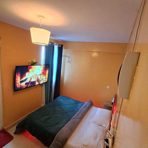 Bed, TV and multimedia, Evening entertainment, Bedroom