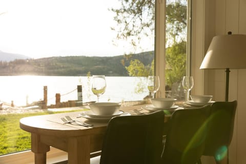 Day, Natural landscape, Dining area, Lake view, Mountain view