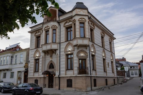 Property building, Neighbourhood, Location