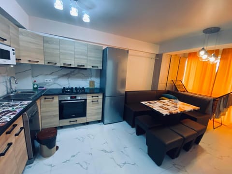 Kitchen or kitchenette, Seating area, stove