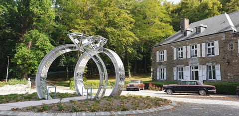 Property building, Nearby landmark, Spring, Day, Natural landscape, Garden, Garden view, Location, Parking