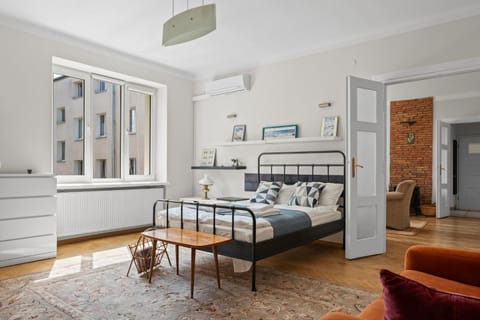 Bed, Photo of the whole room, Seating area, Bedroom, air conditioner