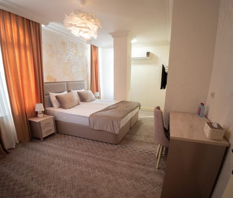 Bed, TV and multimedia, Photo of the whole room, Bedroom, towels