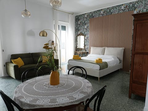Bed, People, Nightclub / DJ, Coffee/tea facilities, View (from property/room), Balcony/Terrace, Other, Photo of the whole room, Decorative detail, Bedroom, Food, Sea view, Area and facilities, Supermarket/grocery shop, Dinner, Drinks, Family, bidet, furniture, hair dryier, heating, internet, storage, stove, toaster, towels, wedding, kitchen, air conditioner
