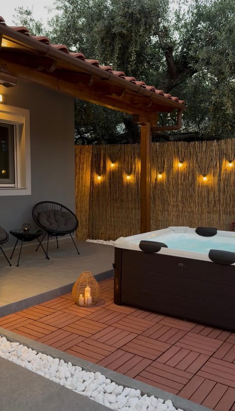 Hot Tub, Inner courtyard view