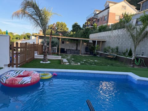 Property building, Day, Garden, Garden view, Pool view, Swimming pool, sunbed