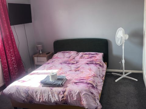 Bed, Photo of the whole room, towels