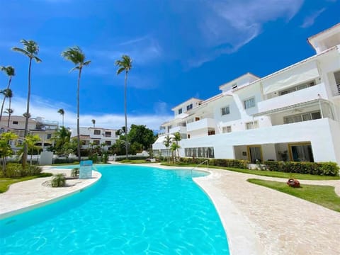 Property building, Day, Garden view, Pool view, Swimming pool, sunbed