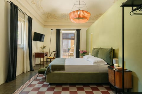 Bed, TV and multimedia, Photo of the whole room, Bedroom