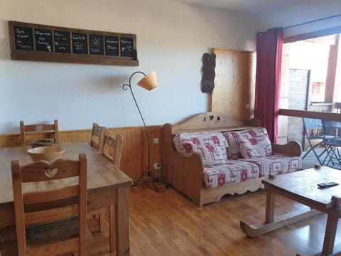 Communal lounge/ TV room, Dining area, Meals