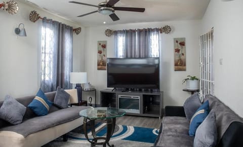 Communal lounge/ TV room, TV and multimedia, Living room, Seating area, Evening entertainment, fireplace