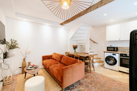Communal lounge/ TV room, TV and multimedia, Kitchen or kitchenette, Seating area, Dining area, oven, stove, washing machine
