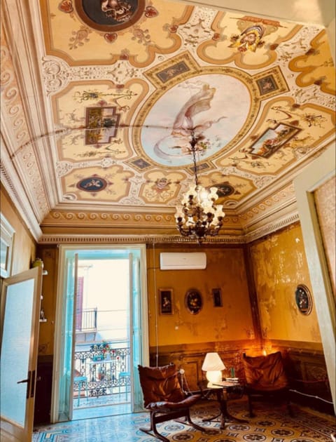 Living room, Seating area
