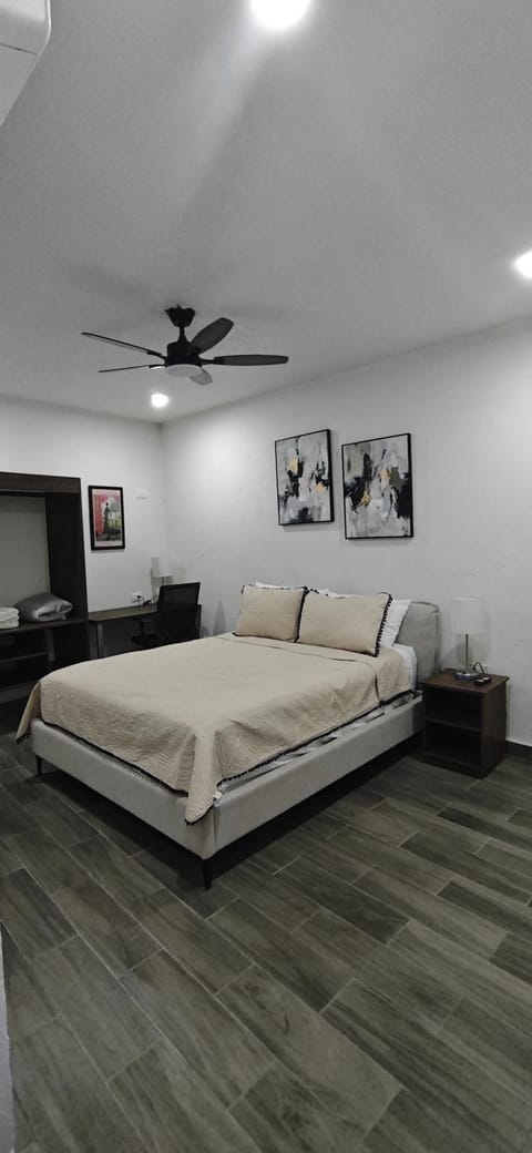 Bed, TV and multimedia, Seating area, air conditioner