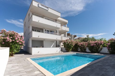 Property building, Day, Pool view, Swimming pool, sunbed