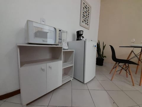 Kitchen or kitchenette, Dining area, minibar, toaster