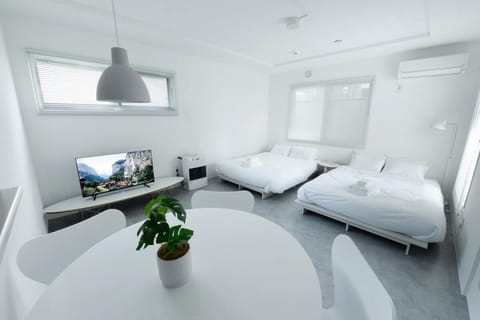Bed, TV and multimedia, Photo of the whole room, Bedroom, towels, air conditioner
