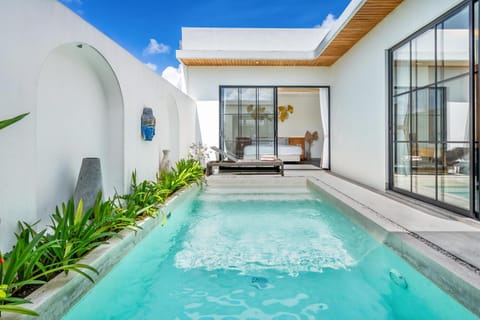 Property building, Day, Pool view, Swimming pool, sunbed