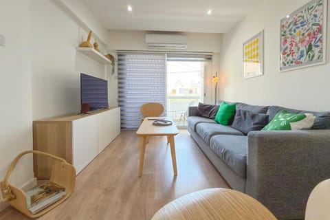 TV and multimedia, Living room, Seating area, air conditioner