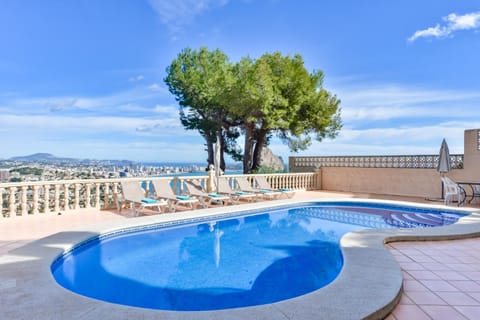 Swimming pool, sunbed