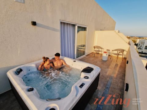 Day, People, Hot Tub, Balcony/Terrace, Guests, City view, group of guests