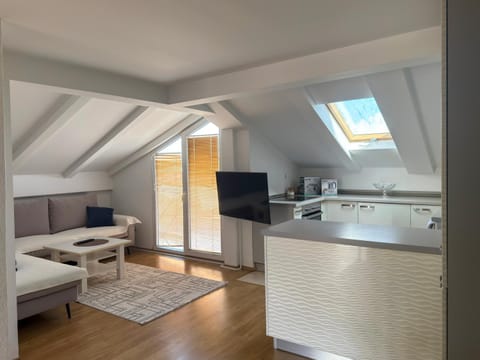 TV and multimedia, Kitchen or kitchenette, Living room, Seating area