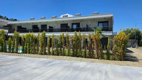 Property building, Garden, Garden, Balcony/Terrace, Garden view