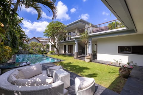 Property building, Garden, Swimming pool