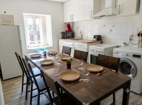 Kitchen or kitchenette, Living room, Seating area, Dining area, dishwasher, oven, pet friendly, stove, toaster, washing machine