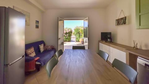 TV and multimedia, Living room, Seating area, Dining area