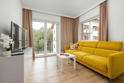 TV and multimedia, Living room, Seating area, Evening entertainment