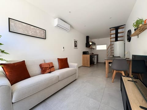 TV and multimedia, Kitchen or kitchenette, Living room, Seating area, Dining area, oven, air conditioner