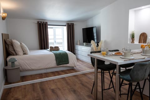 Bed, TV and multimedia, Photo of the whole room, Dining area