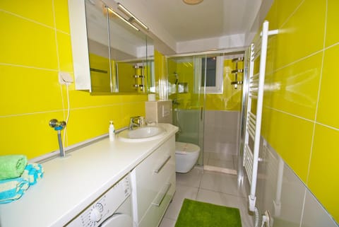 Shower, Bathroom, towels