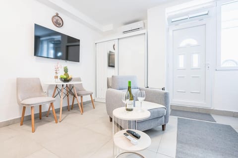TV and multimedia, Living room, Seating area, Dining area, wardrobe, air conditioner