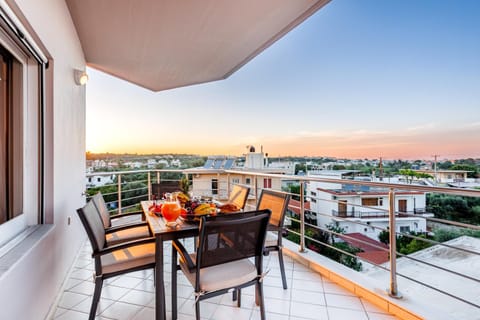 View (from property/room), Balcony/Terrace, Dining area, City view