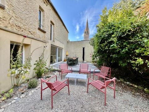 Property building, Patio, Day, Dining area, Garden view, sunbed